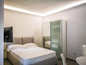 a bedroom with a bed and a glass cabinet at RIAMA AGRIRESORT in Naples