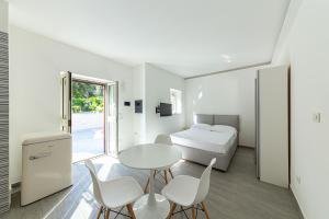 1 dormitorio con 1 cama, mesa y sillas en RIAMA AGRIRESORT, en Nápoles