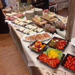 ein Buffet mit vielen verschiedenen Speisen auf dem Tisch in der Unterkunft Hotel Müllers im Waldquartier in Bad Essen