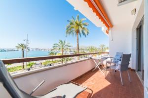 einen Balkon mit Blick auf das Meer und die Palmen in der Unterkunft Ideal Property Mallorca - Maritimo in Alcúdia