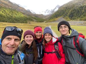 un grupo de personas posando para una foto en una montaña en Appart Gfall, en Ried im Oberinntal