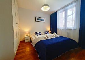 Postel nebo postele na pokoji v ubytování Apartamenty Sun&Fun Rezydencja Parkowa Nadrzeczna 3D i 3E -blisko centrum, dworca PKP w otoczeniu zieleni