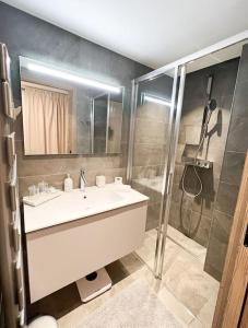梅傑夫的住宿－Les Chamois D’Arbois, Mont D’Arbois, Megève，一间带水槽和淋浴的浴室