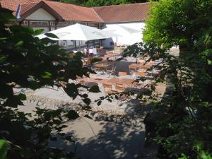 einen Blick über eine Terrasse mit Tischen und Sonnenschirmen in der Unterkunft Hotel Müllers im Waldquartier in Bad Essen