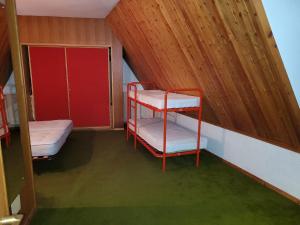ペスカッセーロリにあるAppartamenti Delfinaの赤い壁の客室で、二段ベッド2組が備わります。