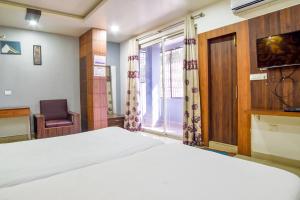 Cama o camas de una habitación en FabHotel IR Luxaria