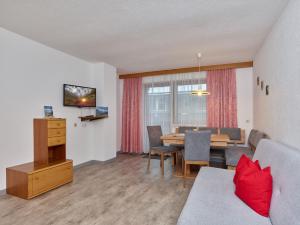 TV a/nebo společenská místnost v ubytování Apartments Serafin