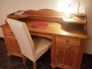 ロストックにあるFerienwohnung am Stadthafen _ Objeの木製デスク(ランプ付きの椅子付) +13枚の写真