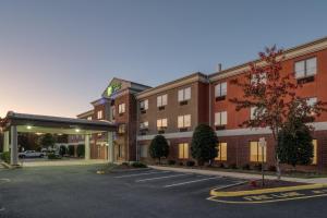 an empty parking lot in front of a hotel at Holiday Inn Express Hotel & Suites Thornburg-S. Fredericksburg by IHG in Thornburg