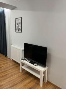 a flat screen tv on a white table in a living room at Komfortowe apartamenty w centrum Wrocławia in Wrocław