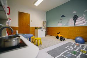 una habitación con una habitación para niños con una motocicleta de juguete en Hotel SKI, en Nové Město na Moravě