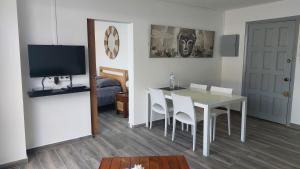 TV a/nebo společenská místnost v ubytování Marina Royale Vue Mer