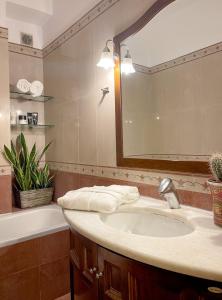 W łazience znajduje się umywalka, lustro i wanna. w obiekcie Villa Voulgari w mieście Janina