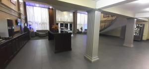 eine Lobby mit Säulen und einer Treppe in einem Gebäude in der Unterkunft Americas Best Value Inn Phenix City in Phenix City