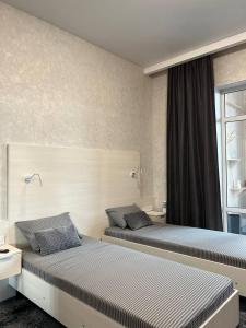 um quarto com 2 camas e uma janela em Silveroks Apartment em Prilimanskoye