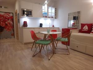 オストルダにあるApartament Wakacje i rowery gratisのキッチン、リビングルーム(テーブル、椅子付)