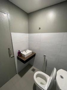 ein Bad mit einem WC und einem Waschbecken in der Unterkunft Alor Lanchang Roomstay in Arau