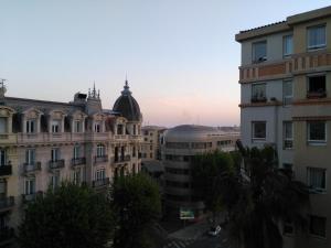 uma vista para uma cidade com edifícios e uma cúpula em A & H Rooms + WIFI em Nice