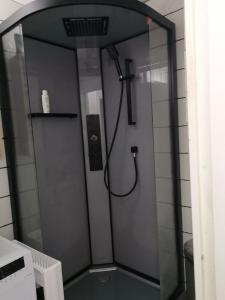 um chuveiro com um telefone numa porta de vidro em A & H Rooms + WIFI em Nice