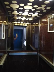 A & H Rooms + WIFI في نيس: شخص يلتقط صورة لمدخل مع باب أزرق