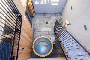 une vue de tête sur des toilettes bleues dans un escalier dans l'établissement Haus Sonnblick Chalet, à Reith im Alpbachtal