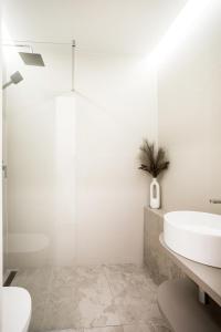 y baño con bañera blanca y lavamanos. en Apartmá Andrea 1907 en Karlovy Vary
