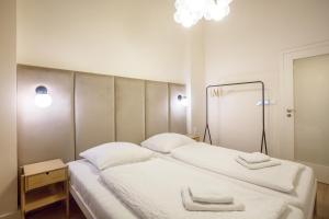 Dos camas en una habitación con dos toallas. en Apartmá Andrea 1907 en Karlovy Vary