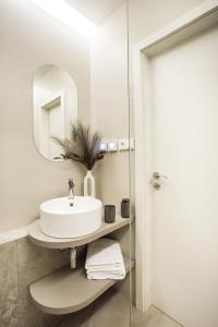 y baño con lavabo y espejo. en Apartmá Andrea 1907 en Karlovy Vary