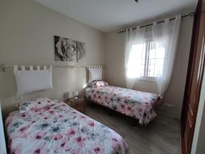 1 Schlafzimmer mit 2 Betten und einem Fenster in der Unterkunft Flamingo Sol Home in Torremolinos