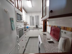 eine Küche mit weißen Schränken und einer Arbeitsplatte in der Unterkunft Flamingo Sol Home in Torremolinos