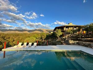 圣哈维尔ACHIRAS SUNSET的一个带躺椅的游泳池以及一座房子