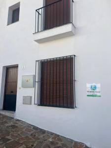 ein weißes Gebäude mit einem Tor und einem Fenster in der Unterkunft Casa Rural Bajadilla 5 in Atajate