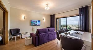 Μια τηλεόραση ή/και κέντρο ψυχαγωγίας στο A Gaivota Ria Formosa Waterfront Lux Apart With Pool, Olhão, Algarve