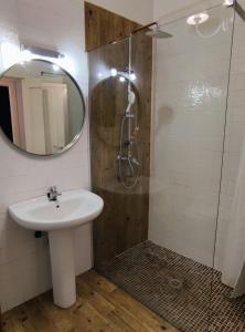 y baño con lavabo y ducha con espejo. en Casa Independiente Centro en Águilas