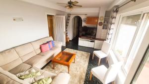 salon z kanapą i stołem w obiekcie Penthouse Vistamar Torrox Costa w mieście Torrox Costa