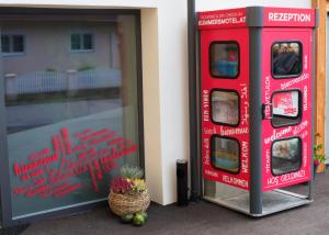 Kummers Motel في فولكيرماركت: كشك للتبرع الأحمر مع الطعام داخله