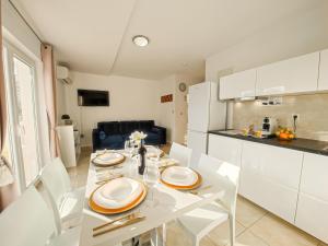 Kuchyňa alebo kuchynka v ubytovaní Apartments - Villa Sabrina + 37 fotografií