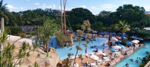 - une piscine dans un parc aquatique dans l'établissement Piazza Caldas com acesso gratuito Acqua Park Diroma, à Caldas Novas