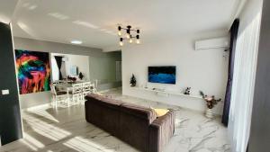 萨图马雷Magic Mirror的客厅里有一张沙发和一张桌子。