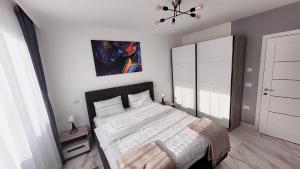 ein Schlafzimmer mit einem Bett und einem Wandgemälde in der Unterkunft Magic Mirror in Satu Mare
