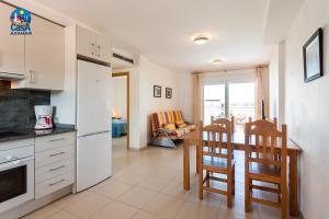 una cucina e una sala da pranzo con tavolo e sedie di Apartamentos Bovalar Casa Azahar ad Alcossebre