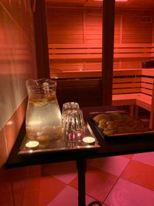 una mesa con una bandeja de galletas y un jarrón de cristal en Jáchymoff, en Jáchymov