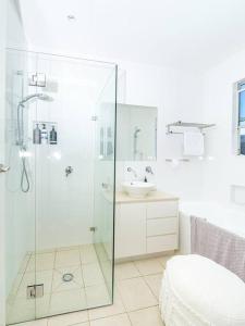 カイアマにあるKinosaki Bath - Epic Ocean Farm Viewのガラスのシャワーと洗面台を備えたバスルーム +36枚の写真