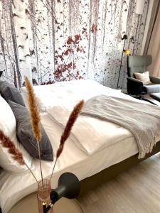 sypialnia z łóżkiem z krzesłem i oknem w obiekcie SOFI-LIVING-APARTMENTS w Hanowerze