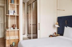 - une chambre avec un lit et une douche en verre dans l'établissement Andaz Prague - a Concept by Hyatt, à Prague