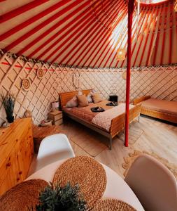 a room with a bed in a yurt at Całoroczne jurty mongolskie - "Domy Słońca" in Kłodzko