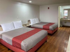 黑格斯敦的住宿－Motel 6 Hagerstown MD，一间酒店客房,房间内设有两张床