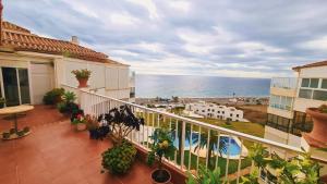 Apartament z balkonem z widokiem na ocean w obiekcie Penthouse Vistamar Torrox Costa w mieście Torrox Costa