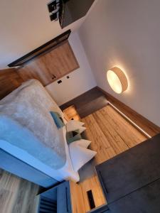 an attic bedroom with a bed with a glass floor at Alpen Aparts Alteck in Rauris