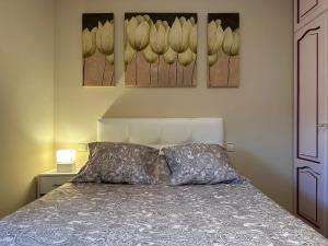 Łóżko lub łóżka w pokoju w obiekcie Apartamento Axpelarru